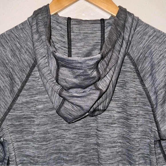 Under Armour Lightweight Hoodie Women’s Size Small - Picture 7 of 8